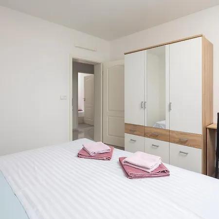 Paramount Lägenhet Dugi Rat