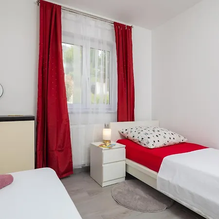 Paramount アパート ドゥギ・ラット