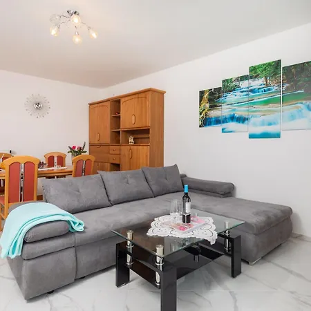 Apartment Paramount